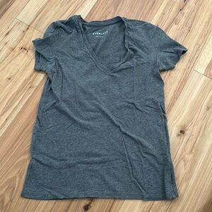 Everlane v-neck tee. Grey. Size XS.